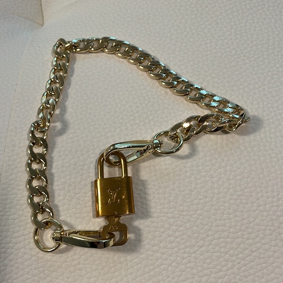 Louis Vuitton Authentic key and lock with brass chain. - Picture 3 of 9